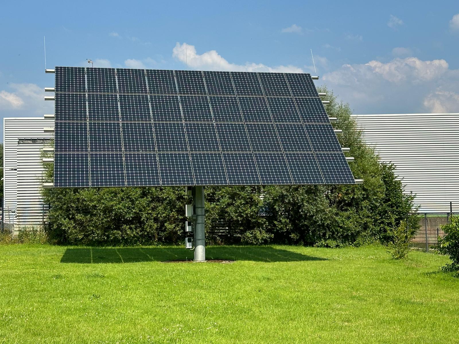 Photo des panneaux photovoltaïques placés chez Oritex, service de textiles personnalisés.